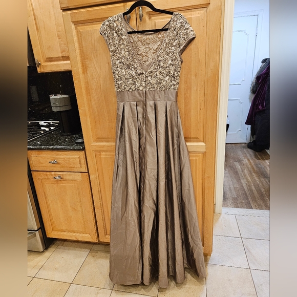 Xscape Embroidered Sequined Ball Gown Lace-Bodice Belted Gown Size 6 NWT - Picture 11 of 16